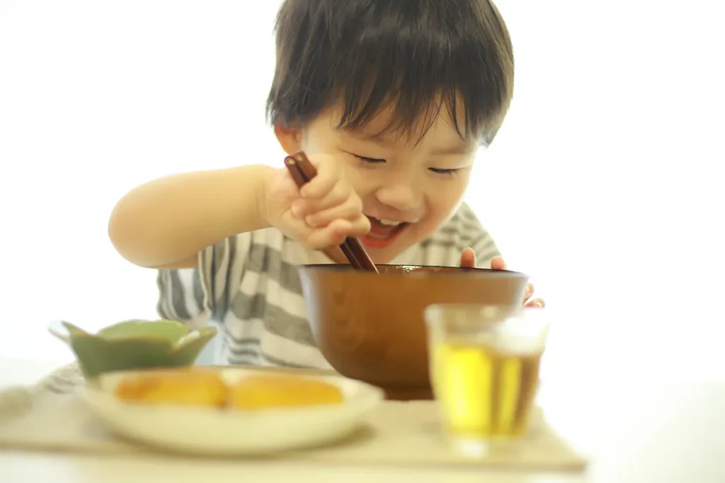 食卓で笑顔の子ども